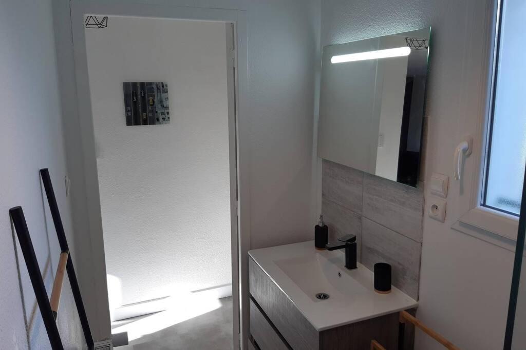 Appartement Renove Le New-York En Centre Ville - Terrasse Et Parking - Non Climatise La Roche-Chalais Ngoại thất bức ảnh