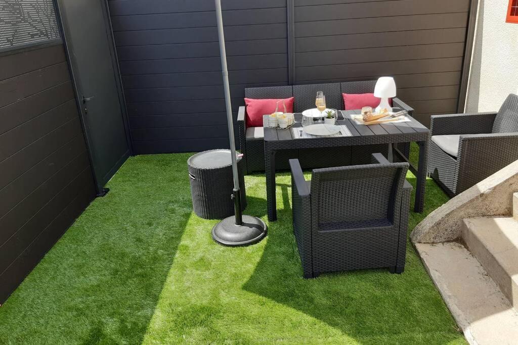 Appartement Renove Le New-York En Centre Ville - Terrasse Et Parking - Non Climatise La Roche-Chalais Ngoại thất bức ảnh
