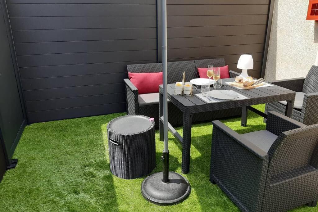Appartement Renove Le New-York En Centre Ville - Terrasse Et Parking - Non Climatise La Roche-Chalais Ngoại thất bức ảnh