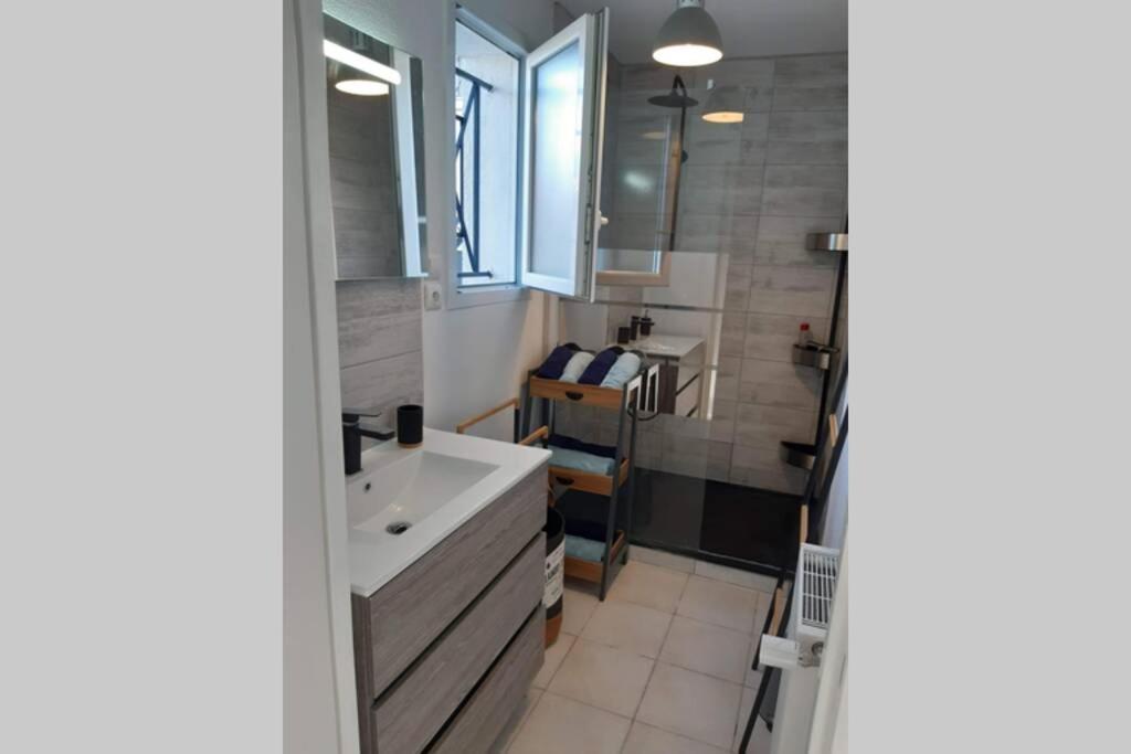 Appartement Renove Le New-York En Centre Ville - Terrasse Et Parking - Non Climatise La Roche-Chalais Ngoại thất bức ảnh
